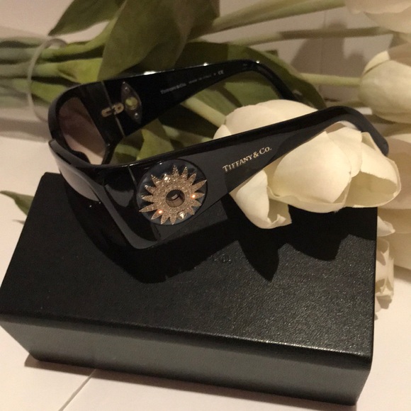🥳SOLD🥳 TIFFANY & CO. | Black Sunglasses - Picture 4 of 8